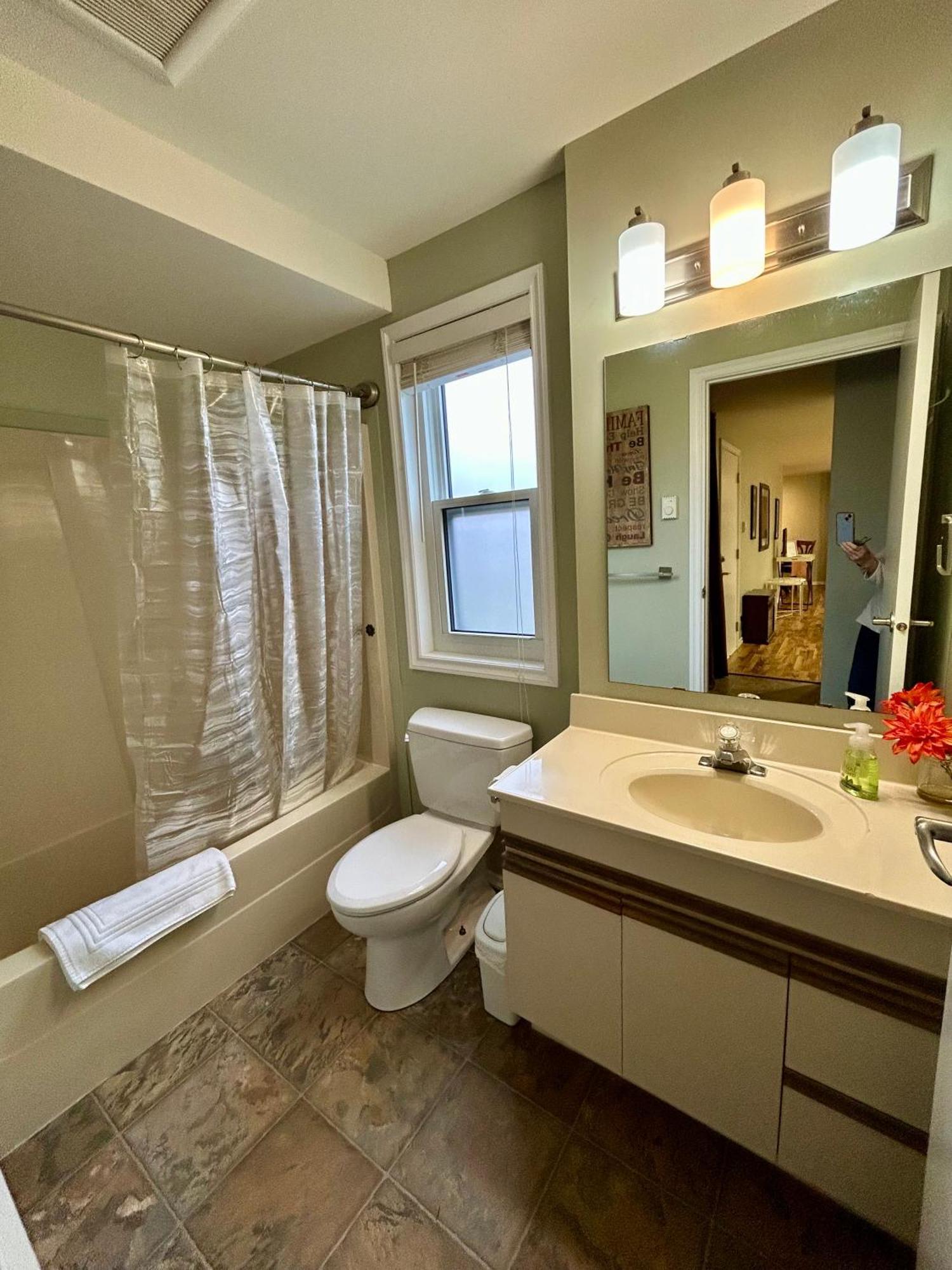 North Nanaimo Gem - Garden-View Room With Private Ensuite Exteriér fotografie